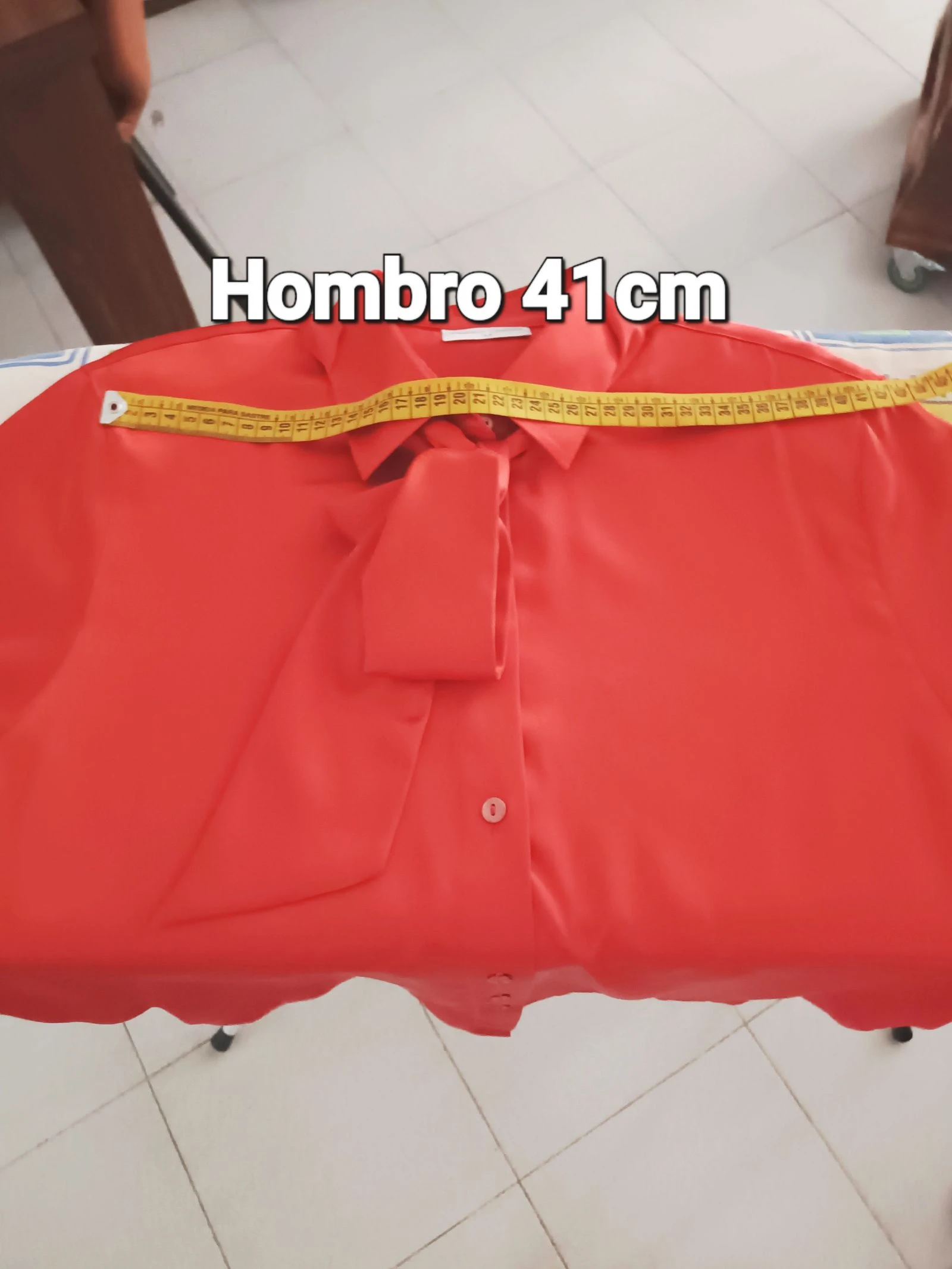 Rode satijnen blouse met strik maat 42 – photo 7